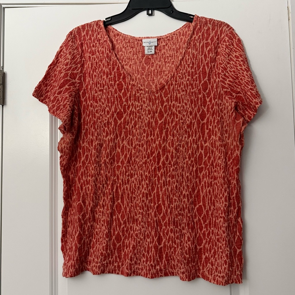 Jaclyn Smith v-neck short sleeve tee shirt with geometrical design EUC